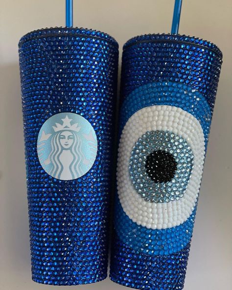 Bling Cups Rhinestones, Bedazzled Liquor Bottles, Diy Rhinestone Crafts, Starbucks Cup Art, Bling Bottles, Rhinestone Cups, Bling Ideas, Rhinestone Crafts, Custom Starbucks Cup