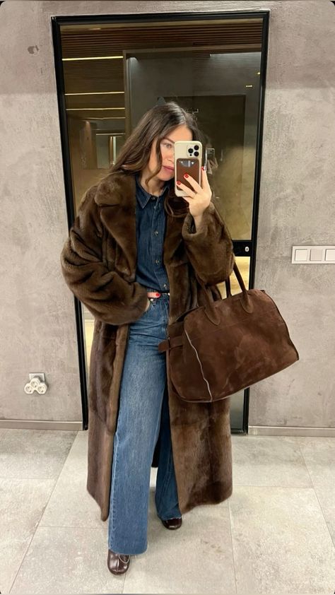 Brown Fur Coat Outfit, Grey Sweater Outfit, Brown Fur Coat, Fur Coat Outfit, Winter Inspo, Paris Outfits, Looks Street Style, Cold Weather Outfits, Cute Fall Outfits