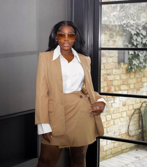 Business woman girl boss aesthetic. Black women in business. Business coporate outfit ideas Black Boss Women, Black Business Woman Aesthetic Office, Girl Boss Aesthetic Black Women, Black Female Business Owner Aesthetic, Business Owner Black Women, Black Buisness Girl Aesthetic, Black Lawyers Women Aesthetic, Black Business Woman, Black Business Woman Aesthetic