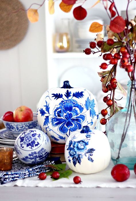 Blue And White Vases, Halloween Chic, Craft Pumpkins, Creative Pumpkin Painting, Pumpkin Decorating Ideas, No Carve Pumpkin Decorating, Creative Pumpkins, Diy Halloween Projects, Pumpkin Halloween Decorations