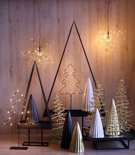 Black Silver Gold Christmas Decor, Modern Black And Gold Christmas Decor, Christmas Decor Black And Gold, Industrial Christmas Tree Decorations, Modern Church Christmas Decor, Black And Gold Christmas Tree Decor, Gold Black Christmas Decor, Black And Gold Christmas Decorations, Crismas Tree Ideas