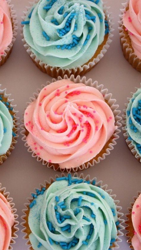 Pink And Blue Cupcakes, Pink And Blue Birthday, Baby Reveal Cupcakes, Cupcakes Amor, Colourful Cake, Shallow Pool, Gender Reveal Party Food, Colored Popcorn, Gender Reveal Cupcakes