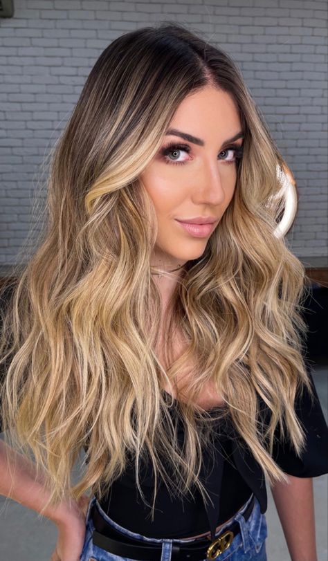 Hair Contouring, Golden Blonde Hair, Brunette Hair With Highlights, Dark Roots Blonde Hair, Hair Streaks, Blonde Hair Inspiration, Hair Inspiration Color, Hair Inspo Color, Blonde Balayage