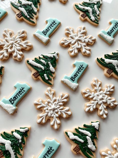 Snowy First Birthday Cookies! - Kisses + Caffeine Christmas Themed One Year Old Party, Winter Onederland Party Boy, Winter Baby Birthday, Campfire Birthday, Winter Birthday Themes, First Birthday Winter, Winter Onederland Birthday Party, First Birthday Cookies, Winter Onederland Party