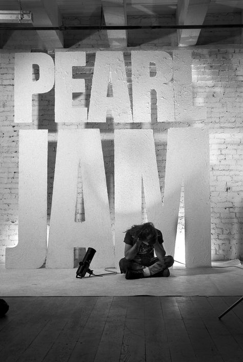 Eddie Vedder, debut album 'Ten' photoshoot at a Pioneer Square studio. (Lance Mercer, 1991) #PearlJam Pearl Jam Art, Pearl Jam Ten, Mookie Blaylock, Pearl Jam Eddie Vedder, The Jam Band, Grunge Guys, Magic Garden, Simple Man, Eddie Vedder