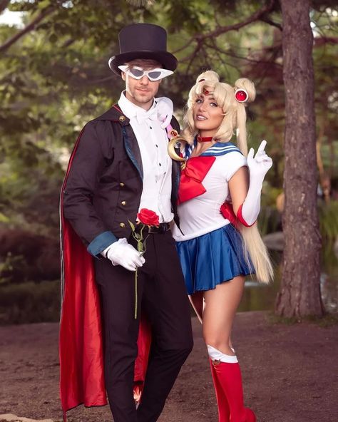 Like The Earth & The Moon 🎩🌙🌹 @thereellisamancinerh as Sailor Moon @nate.k.weir as Tuxedo Mask Photographed by @altovenue #SailorMoon #SerenaTsukino #UsagiTsukino #PrincessSerenity #TuxedoMask #ChibaMamoru #MamoruChiba #SailorScout #SailorMoonCrystal #ToeiAnimation #SailorMoonCosplay #TuxedoMaskCosplay #AnimeCosplay #CosplayersOfInstsgram #CosplayersOfIG #Cosplayer #Cosplay #Anime #Couple #moonprismpower #mamushi Sailor Moon And Tuxedo Mask Cosplay, Sailor Moon Couple Costume, Sailor Moon And Tuxedo Mask Costume, Tuxedo Mask Costume, Tuxedo Mask Icon, Sailor Moon X Tuxedo Mask, Tuxedo Mask Cosplay, Sailor Moon Halloween, Sailor Mars Cosplay