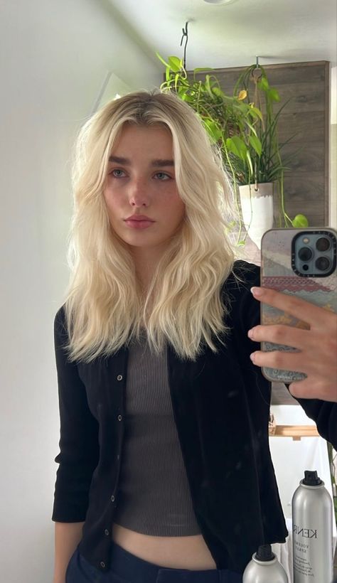 via @AvreyOvard ig story Short Platinum Blonde Hair, Bleach Blonde Hair, Blonde With Dark Roots, Blonde Roots, Dyed Blonde Hair, Dark Roots Blonde Hair, Blonde Hair Inspiration, Bleach Blonde, Platinum Blonde Hair