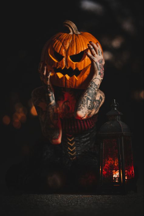 Spooky Halloween Photos, Witch Halloween Photoshoot, Spooky Season Photoshoot, Witches Photoshoot, Spooky Photo Shoot, Halloween Photography Ideas, Spooky Halloween Photoshoot, Spooky Photoshoot Ideas, Pumpkin Shoot