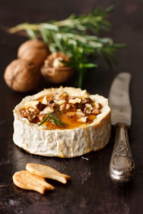 Baked Brie Honey, Baked Camembert, Baking With Honey, Baked Brie, Finger Food, Cheese Recipes, Brie, Appetizer Snacks, Bon Appetit