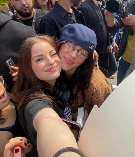 Billie And Charli, Billie Eilish Look Alike, Meeting Billie Eilish, Billie Eilish Fan Aesthetic, Billie Eilish Hugging Fans, Billie Eilish With Friends, Billie Eilish Girlfriend, Billie Eilish Selfie, Billie Eilish Rare Pics