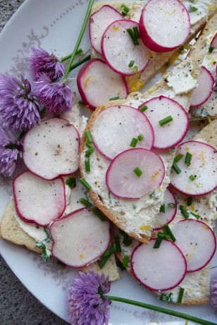 Lovely little open-faced fresh radish sandwiches on French bread or sourdough, with cream cheese and herbs. Slightly adapted from Rose Tea Cottage. Radish Sandwich, Tea Party Sandwiches, Daphne Oz, Afternoon Tea Recipes, Radish Recipes, Party Sandwiches, Tea Party Food, Tea Sandwiches, Sandwich Recipe