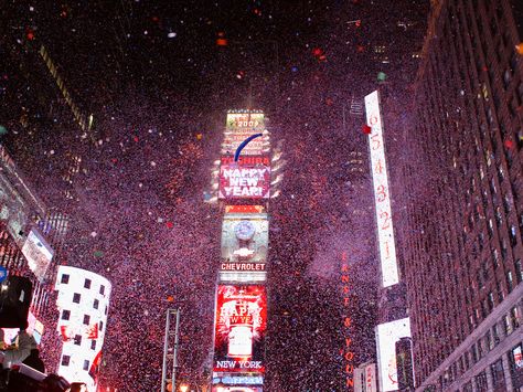 Times Square Christmas, New York Ball Drop, New Year New York, New York Ball, New York New Years Eve, Garden Theme Party, New Years Eve Ball, Boy Smells, New Years Ball