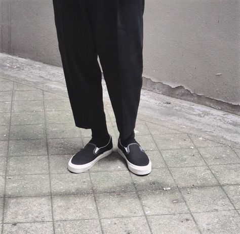 Vans Black Outfit, Vans Slip On Outfit Men, Vans Slip On Outfit, Black Slip On Vans Outfit, Slip On Outfit, Minimal Fashion Photography, Vans Slip On Black, Black Outfit Men, Fashion Menswear