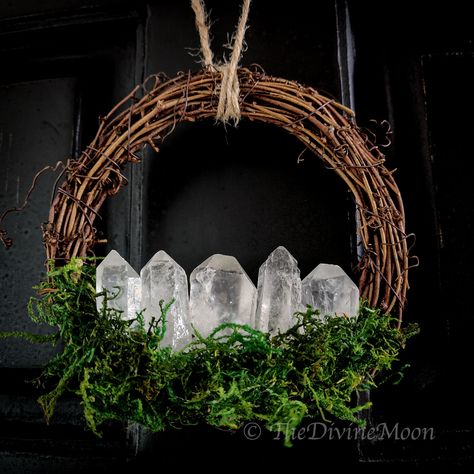 6-8 inches in diameter. Perfect gift for someone who wants to amplify their vibrational energy. Such a beautiful decor piece for ones altar area.  Features 5 High Quality Brazilian AuraQuartz Points. Diy Yule Decor, Witch Decor Aesthetic, Psychic Decor, Pagan Yule Decorations, Diy Witchy Decor, Crystal Wreaths, Witchy Decor Diy, Altars Ideas, Witchy Aesthetic Decor