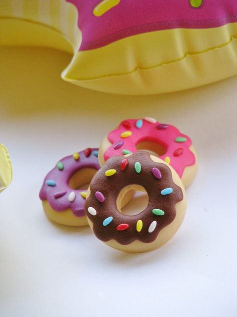 Sprinkle Toppers on your Doughnut Cupcakes! — Lynlees Fondant Donut Tutorial, Things To Make With Playdough, Clay Ideas Easy For Kids, Fondant Donut, Play Doh Ideas, Biscuit Tree, Doughnut Cupcakes, Play Dough Ideas, Clay Doughnut