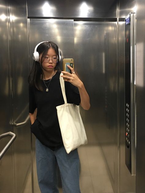 Headphone Outfit Ideas, Outfit Ideas Blue And Black, How To Wear Headphones Style, Blue Jean Aesthetic Outfits, Black Outfit White Bag, Headphones Aesthetic Selfie, Head Phone Outfit, White Cropped Top Outfit, Black T Shirt Jeans Outfit