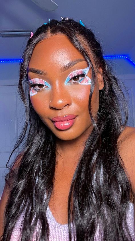 M Y K A I L A’s Instagram post: “🏳️‍⚧️🦋 trans inspired makeup look 🦋🏳️‍⚧️ follow for more 💗🌈✨ what flag should I do next 👀 products: @plouise_makeup_academy base .5…” Trans Makeup Looks, Trans Pride Outfit Ideas, Pride Looks Makeup, Bisexual Flag Makeup, Trans Flag Makeup, Lesbian Flag Makeup, Trans Pride Makeup, Asexual Makeup, Bisexual Makeup