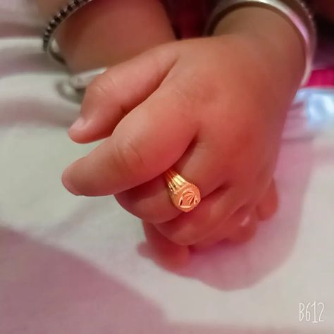 Baby Ring Gold Newborn, Baby Rings Gold, Hand With Ring, Baby Gold Rings, Gold Ideas, Gold Bracelet Simple, Newborn Mom, Hand Rings