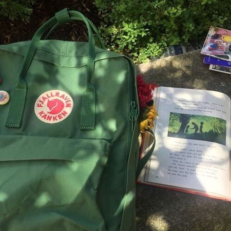 Mochila Fjallraven Kanken, Stile Harry Potter, Fjällräven Kånken, Kanken Mini, Les Sentiments, Aesthetic Colors, On The Ground, Green Aesthetic, Kanken Backpack