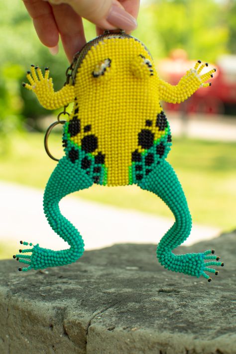 Handmade beaded coin purse #beaded #frog #coin #purse #keychain #wallet Crochet Frog Wallet, Frog Backpack Crochet, Beaded Frog Keychain, Beaded Pouch Coin Purse, Beaded Frog, Crochet Frog Coin Purse, Frog Coin Purse, Beaded Coin Purse, Coin Purse Keychain