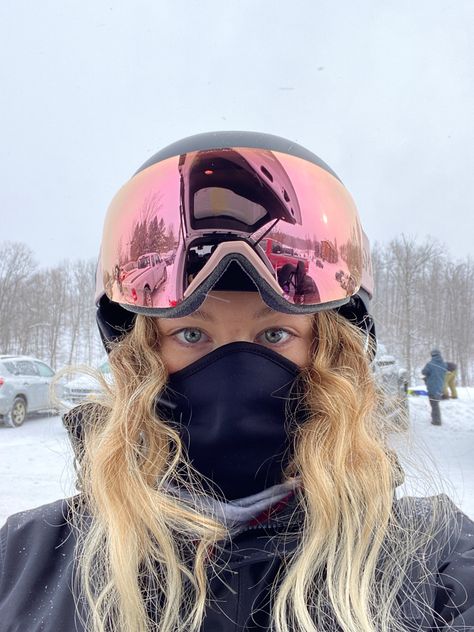 Black And White Ski Outfit, Ski Goggles Aesthetic, Pink Ski Goggles, White Ski Outfit, Ski Hair, Ski Gear Women, Goggles Aesthetic, Canada Goose Hat, Ski Girls