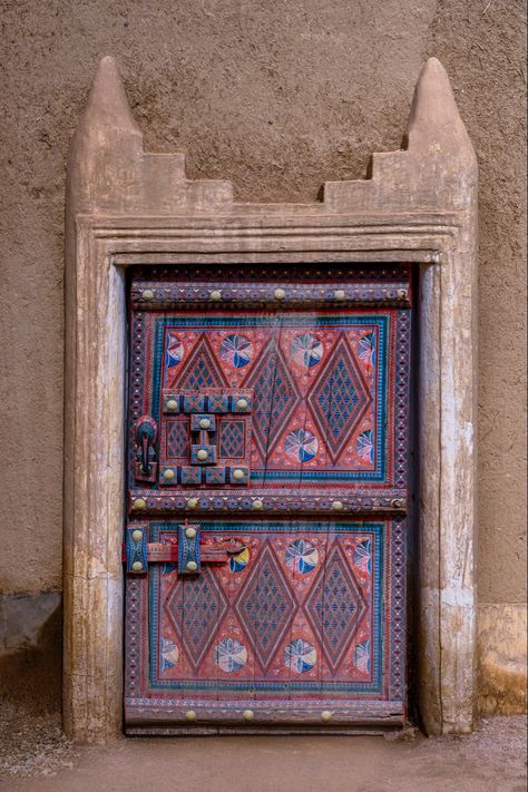 Najdi doors are key part of the vernacular Najdi architecture in central Saudi Arabia. They’re made in a minimalistic and spontaneous style, as seen in door woodcarvings which are made into geometric figures, or different rose, plant, and palm frond drawings/illustrations. Decorated Doors, Mud House, Arabic Pattern, Deep Roots, Upcycle Decor, Small Doors, المملكة العربية السعودية, Wild Plants, Old Door