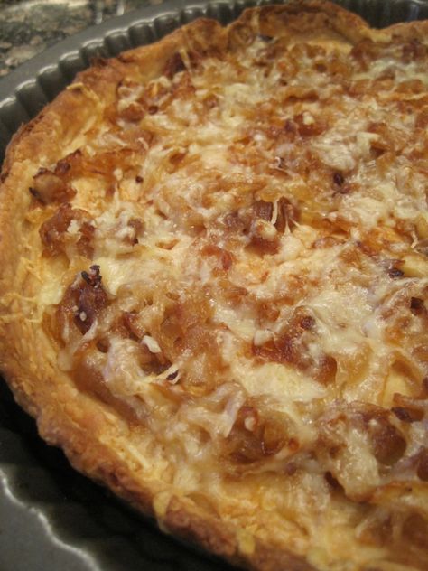 Carmelized Onion Tart, Gruyere Tart, Puff Pastry Recipes Dinner, Caramelised Onion Tart, Onion Casserole, Caramelized Onions Recipe, Onion Pie, Onion Tart, Cheese Tarts