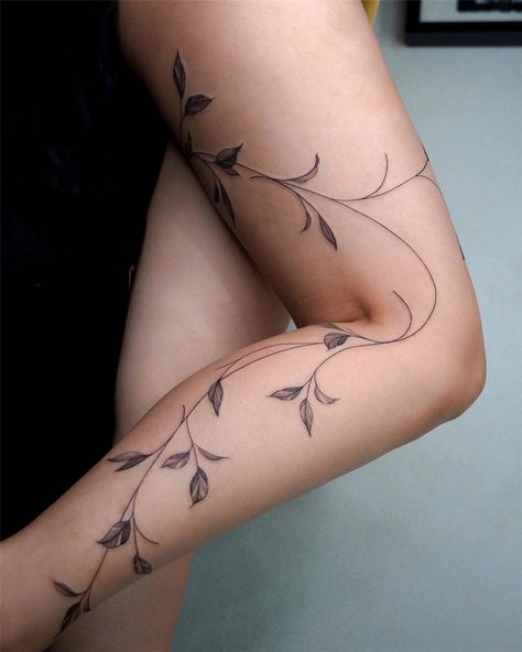 30 Simple Leaf Tattoo Ideas for Women - Flymeso Blog Rose Tattoo Hand, Bird Woman, Tato Tradisional, Tato Paha, Tattoo Beautiful, Hip Thigh Tattoos, Woman Tattoo, Spine Tattoos For Women, Tattoo Hand