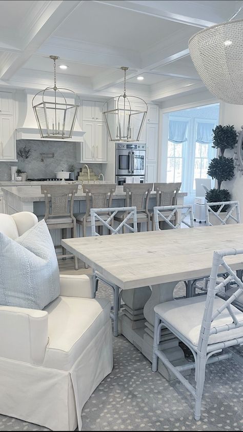 Dining Room Decor Blue, Blue Dining Room Ideas, Hamptons Dining Room, White Dining Room Decor, Blue Dining Room Walls, White Dining Room Furniture, White Coastal Kitchen, Blue Dining Room Decor, Blue And White Tablescapes