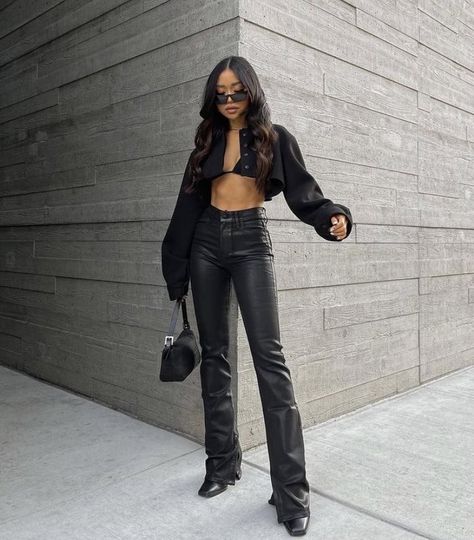 Leather All Black Outfit, All Black Outfit Summer Night, Rooftop Outfit Night, Concert Outfits Winter, Rock Concert Outfit Ideas, Mode Dope, Black Leather Outfit, Vestiti Edgy, Mode Kylie Jenner