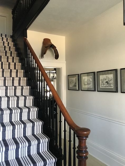 Equestrian Interior Design, Stairs Vintage, Equestrian Interior, Black And White Stairs, Stairs Runner, Modern Equestrian, Rustic Stairs, White Farmhouse Sink, Black Stairs