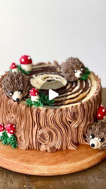 52K likes, 272 comments - ohcakeswinnie den September 26, 2023: "Woodland tree stump 🦔🍄🦔🍄 . . A cake roll with a twist. I thought it would be fun to make a vertical roll to create the stump. I was not sure which I loved more? The ferrero rocher hedgehogs or the tree stump. Would love to know what your favourite is? . . #cakeinspo #cakedecorating #cakegoals #cakedecoration #baker #cakeideas #cakecakecake #cakeartist #cakeofinsta #cakestagram #caketrends #instabake #cakedesign #buttercream #c Squirrel Cake Birthday, Nature Themed Cake, September Cake, Vertical Cake, Hedgehog Cake Topper, Tree Trunk Cake, Squirrel Cake, Cub Scout Cake, Woodland Birthday Cake