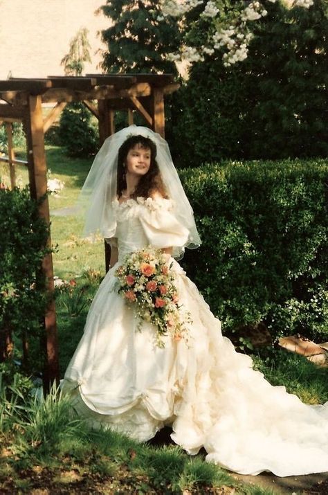 The Wonderful History of the Wedding Dress - Dream Irish Wedding Wedding Dress 80s, 1980s Wedding Dress, 90s Wedding Dress, 90s Wedding, 1980s Wedding, 80s Wedding, Bride Vintage, How To Dress For A Wedding, Wedding Dress Types