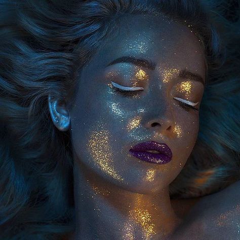 Jessica Wong, Glitter Photography, Test Tubes, Glitter Photo, Creative Portrait Photography, Photographie Inspo, Eyes Closed, Shooting Photo, Fantasy Makeup