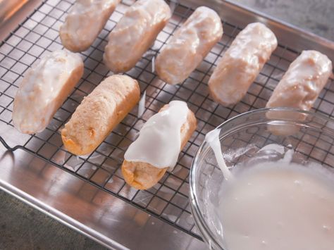 Old-Fashioned Doughnut Sticks recipe from Nancy Fuller via Food Network Farmhouse Rules Recipes, Donut Sticks, Nancy Fuller, Old Fashioned Donut, Doughnut Recipe, Homemade Hot Chocolate, Baked Donuts, Köstliche Desserts, Donut Recipes