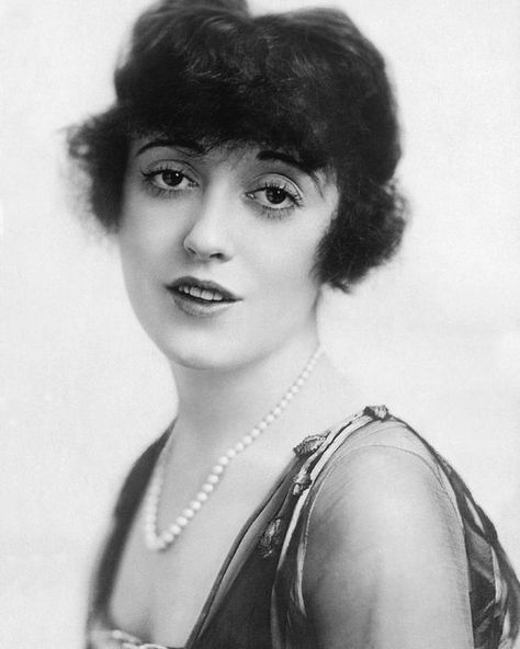 Mabel Normand, Silent Film Stars, Gibson Girl, Silent Movie, Film History, Celebrity Portraits, Charlie Chaplin, Film Stars, Silent Film