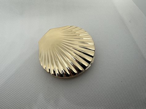 Golden or Silver Sea Shell Compact Mirror, One Side Magnified - Etsy Shell Mirror, Pocket Mirrors, Silver Sea, Accesories Jewelry, Sunburst Mirror, Jewelry Lookbook, Pocket Mirror, Fantasy Jewelry, Compact Mirror