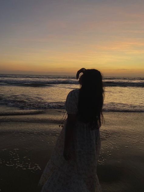 beach sunset with girl standing looking at the view Creative Beach Pictures, Sunset Ideas, Good Night Story, Sunset Pic, Streak Ideas, Single Pic, Brown Image, Sunset Girl, Beach Pic