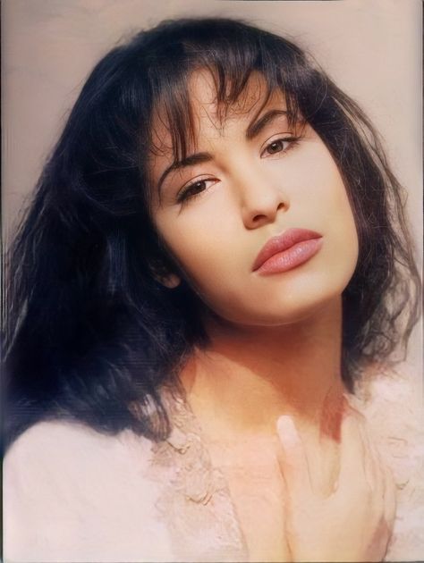 Selena Quintanilla Hairstyles, Hairstyles Low Bun, Selena Boutique, Selena Pics, Suzette Quintanilla, Selena Pictures, Singer Fashion, Tejano Music, Billboard Magazine