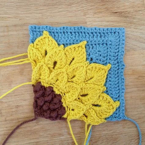 Quarter Sunflower Square - Free Pattern | Beautiful Skills - Crochet Knitting Quilting | Bloglovin’ Crochet Blocks, Crochet Sunflower, Granny Squares Pattern, Crochet Motifs, Granny Square Crochet Pattern, Square Patterns, Crochet Square, Yarn Projects, Crochet Squares