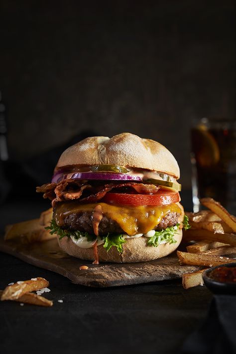 Set of 12 different styles of Burger photography. This one dark, contrasty food photography Reheat Steak, Steak Recipes For Dinner, Steak Air Fryer, Food Photography Fruit, Rustic Food Photography, Food Photography Lighting, Food Videography, Dark Food Photography, Dark Photo