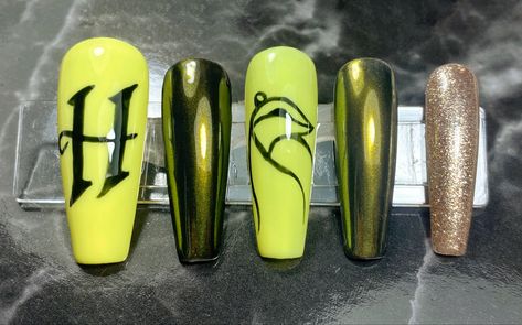 Huffle Puff Nails, Harry Potter House Nails, Hufflepuff Nail Designs, Harry Potter Nails Designs Hufflepuff, Hufflepuff Nail Art, Hogwarts Nails, Hufflepuff Nails, Hp Nails, Harry Potter Nails Designs