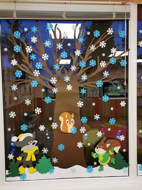 Diy Winter Window Decor, Winter Decorations Kindergarten, Winter Window Display, Psychology Wallpaper, Winter Paper, Winter Art Projects, Winter Classroom, Winter Kindergarten, Christmas Cards Kids