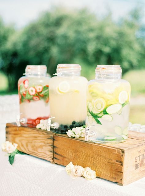 Limonade Bar, Wedding Flavors, Summer Wedding Ideas, Hydration Station, Summer Wedding Decorations, Cocktails Bar, Wine Bottle Diy Crafts, Mason Jar Crafts Diy, Martha Stewart Weddings