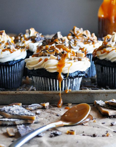 Salted Caramel Cupcakes with Salted Caramel Italian Meringue Buttercream Chocolate Salted Caramel Cupcakes, Delicious Cupcakes Recipes, Italian Meringue Buttercream, Salted Caramel Cupcakes, Fun Cupcake Recipes, Caramel Cupcakes, Easy Cupcake Recipes, Italian Meringue, Rich Chocolate Cake