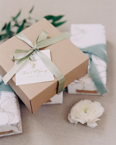 30 Ribbon Wedding Ideas for Every Type of Celebration Gift Box Ideas, Elegant Packaging, Elegant Wedding Favors, Gift Wrapping Inspiration, Packaging Ideas Business, Handmade Soap Bar, Best Wedding Favors, Gift Box Design, Bouquet Wrap