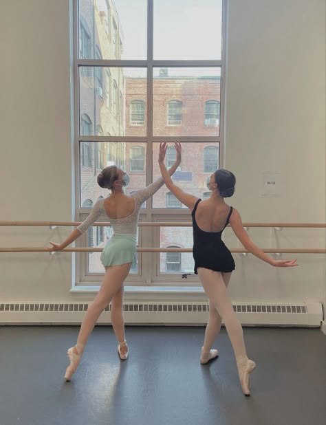 Dancer Lifestyle, Dance Picture Poses, Ballet Pictures, Dance Aesthetic, Dance Dreams, Ballet Aesthetic, Dance Photography Poses, Ballet Beauty, Ballet Poses