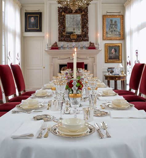 Robert Couturier hosts at his Connecticut home | House & Garden Traditional Chic, Home Dining Room, Traditional Dining Rooms, Classic French Style, Beautiful Tablescapes, Table Setting Inspiration, Small Flower Pots, American Houses, London Garden