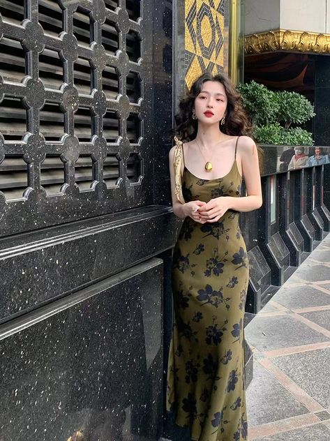 Mid Length Dresses Classy Formal, Vintage Asian Aesthetic, Kelifaneoi Outfit, Mermaid Dress Casual, First Date Fits, Dress Aesthetic Vintage, Vintage Asian Fashion, Europe Dress, Green Fashion Outfits