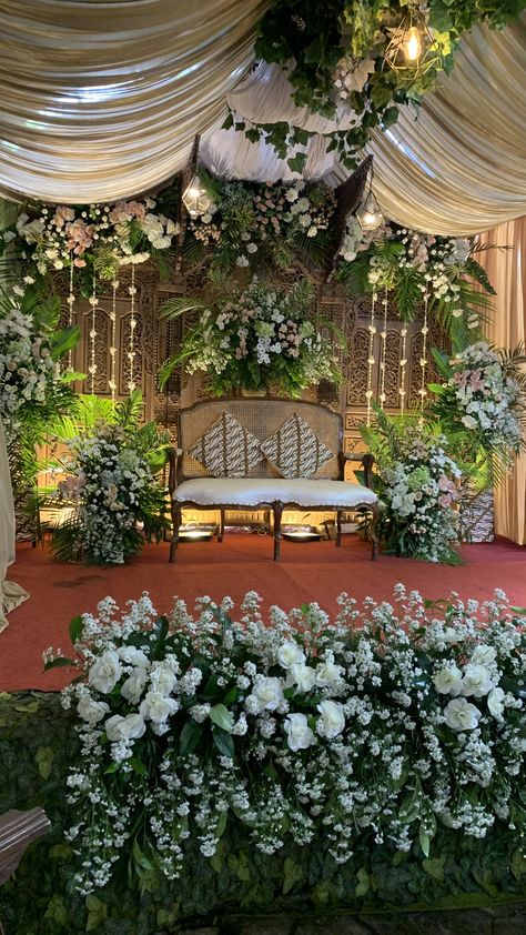 Pelaminan Jawa, Javanese Wedding, Adat Jawa, Asian Bridal Makeup, Wedding Muslim, Wedding Arch Flowers, Arch Flowers, Tanah Liat, Asian Bridal